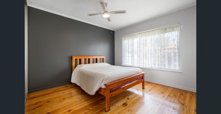 Stunning House in Premier Location! - Photo 4