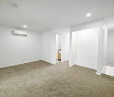 “Near New Modern Townhouse in Point Cook” - Photo 4