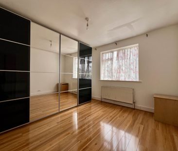 Guide Price £2,400 pcm - Available Now - Unfurnished - Photo 3