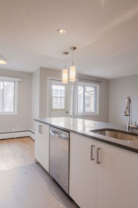 St. Lambert - Photo 1