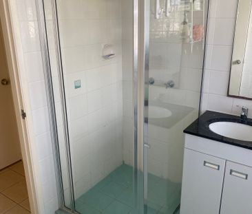 Broadbeach Waters - Photo 2