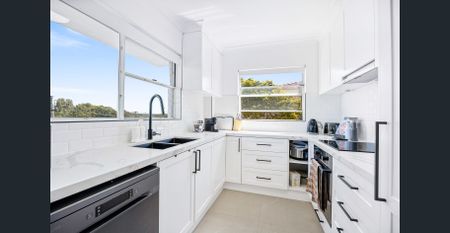 Spacious Two Bedroom Apartment - Photo 3