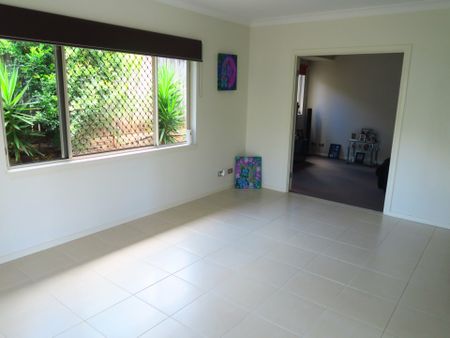 IMMACULATE HOME IN QUIET CLOSE - Photo 2