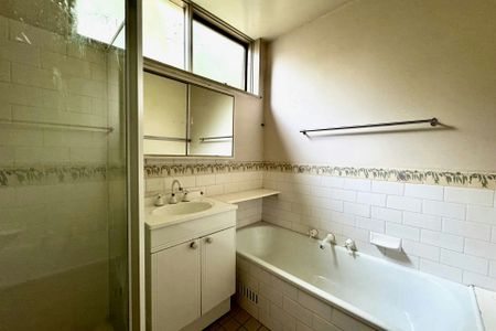 Six bedroom house with backyard and garage - Photo 4