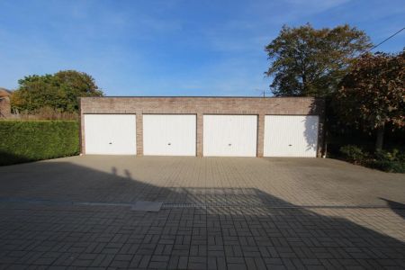 MOOI GELIJKVLOERS APPARTEMENT MET GROOT TERRAS + GARAGE - Photo 2