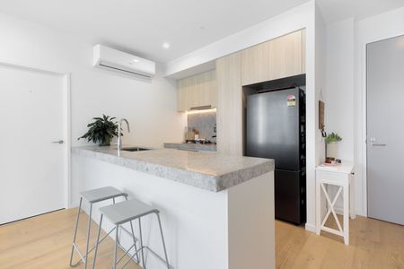 LUXURIOUS NEAR NEW APARTMENT IN THE HEART OF OAKLEIGH - Photo 4