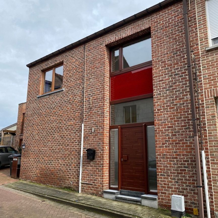 Gezellige rijwoning met terras, ideaal gelegen in een rustige eenrichtingsstraat in het centrum van Sterrebeek. - Photo 1