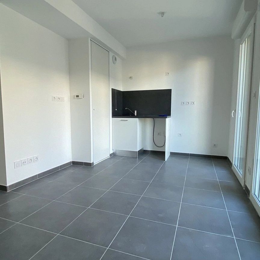 Appartement 1 pièces 26m2 MARSEILLE 2EME 573 euros - Photo 1