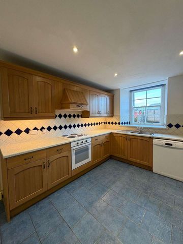 Balgone Barns Farmhouse is a traditional 5 bed stone farmhouse located on the edge of a working farm in a picturesque, rural location close to North Berwick. - Photo 5