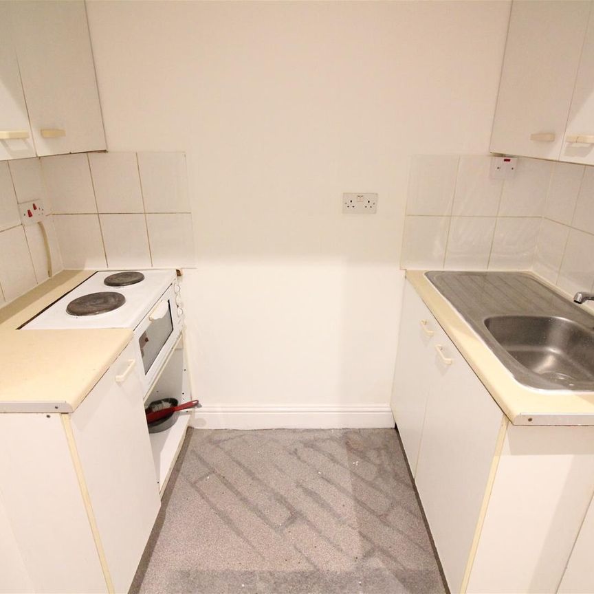 Madeley Road, London - Photo 1