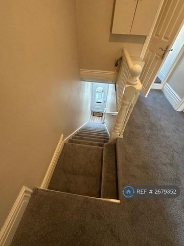 3 bedroom flat to rent - Photo 2