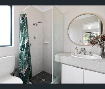 Fully Furnished 4x2 Family Home in Prime Location - Photo 1