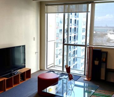 Large 2 Bedroom Unit - Secured carpark included! - Photo 2