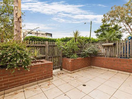 TOWNHOUSE STYLE TWO BEDROOM APARTMENT - Photo 2