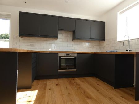 3 bedroom semi-detached house to rent - Photo 2