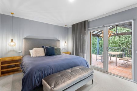 Fully-furnished and Well-appointed Family Home overlooking Ranelagh reserve – Walk to Village & Beach - Photo 5