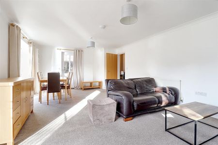 3 Bedroom Flat / Apartment to let - Photo 2