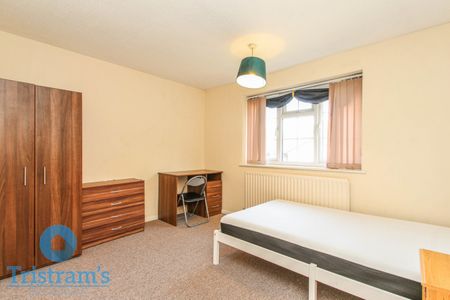 References Pending - 4 bed Mid Terraced House - Photo 3