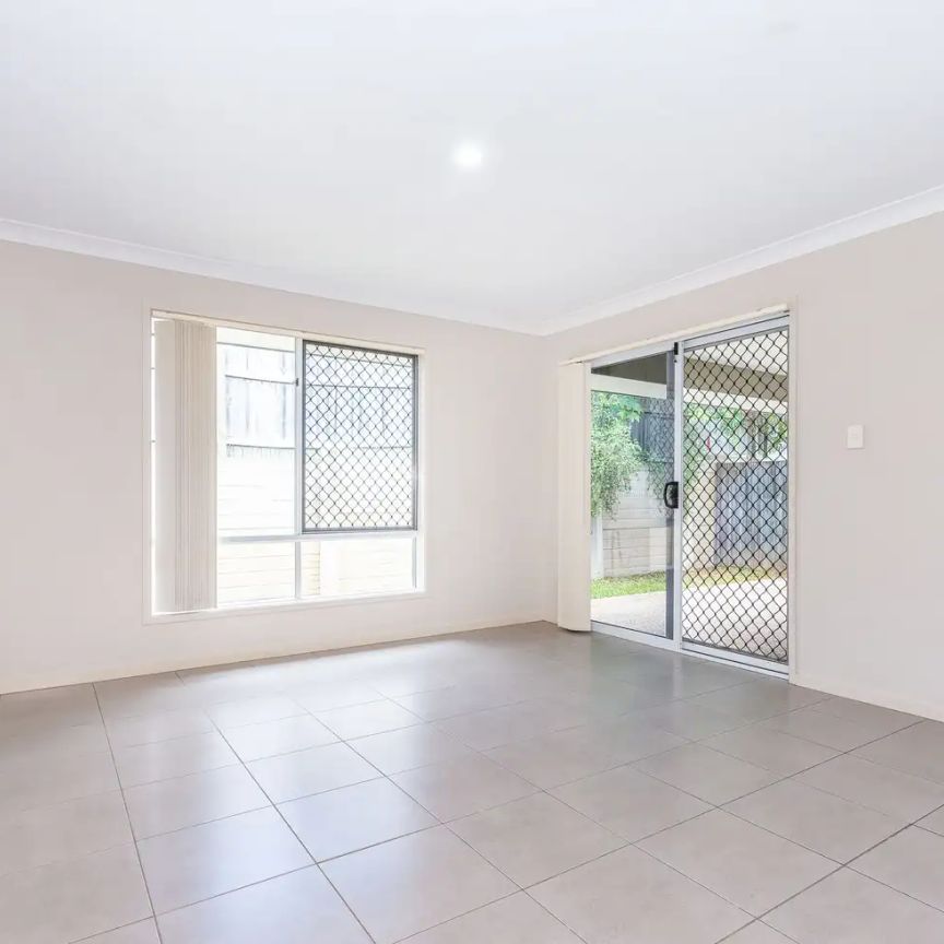 “Prime Location Opposite Beautiful Parklands!” - Photo 1