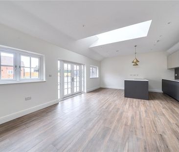 Newly converted barn in a small courtyard, surrounded by open farml... - Photo 5