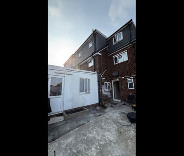 Room in a Shared House, Charlton Crescent, IG11 - Photo 2
