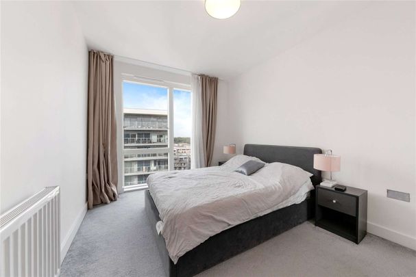 A large three bedroom apartment on the top floor (with lift) of this popular development. This bright apartment has an open plan reception room with wooden flooring, - Photo 1