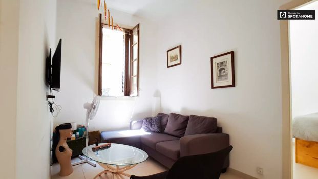 Double bed in Rooms for rent in 4-bedroom apartment with balcony in El Raval - Photo 1