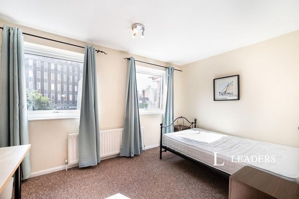 4 bedroom terraced house to rent - Photo 1