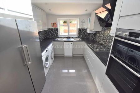 1 bedroom in a house share to rent - Photo 2