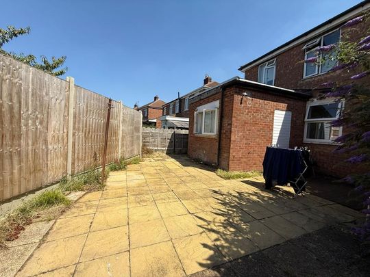 1 bedroom in a house share to rent - Photo 1