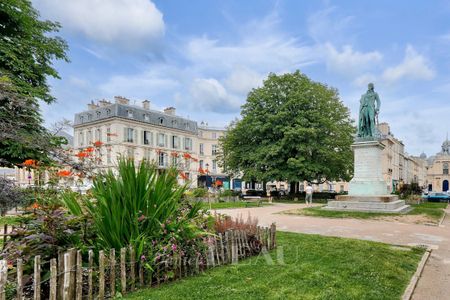 Vue exceptionnelle sur la Place Hoche VERSAILLES– Appartement de charme meublé - Photo 3