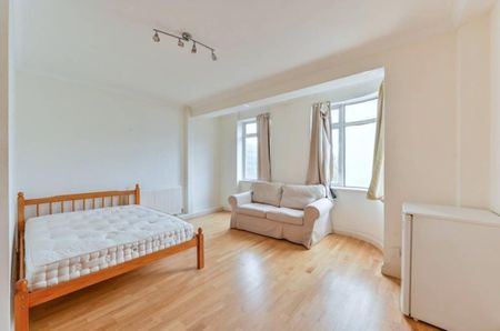 Studio Flat, Warren Court, NW1 - Photo 3
