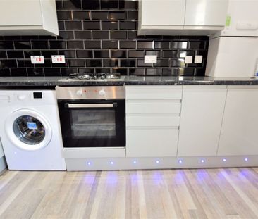 3 bedroom Flat in Flat B, (1st Floor) - Photo 2