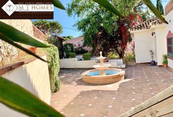 LARGE DETACHED VILLA WITH PRIVATE POOL AND GARDEN