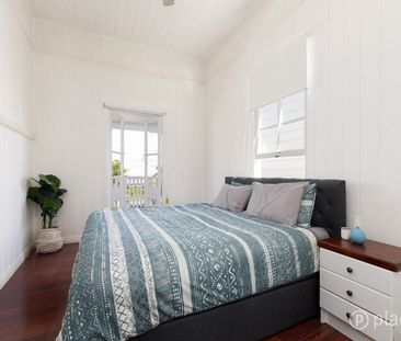 Charming Queenslander in Sought After Locale! - Photo 5