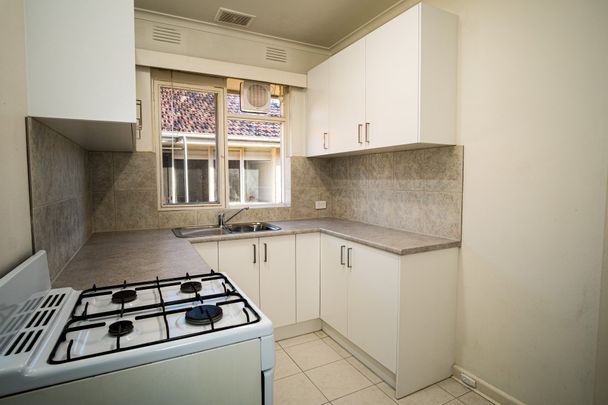 Spacious First Floor Apartment in Prime Balaclava Location - Photo 1