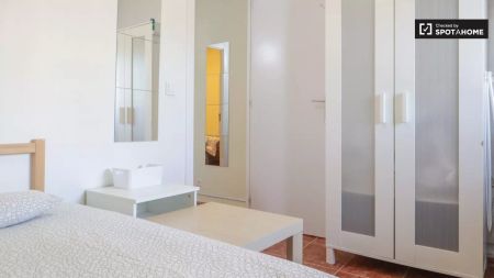 Single Bed in Room in a shared 4-bedroom apartment for rent in Casco Histórico de Vicálvaro ideal for students. - Photo 2
