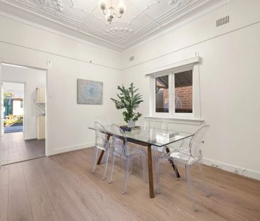 Updated and light filled Californian bungalow - Photo 6