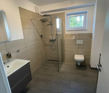 Moderne Wohnung mit Dachterrasse und Küche und Carport - Photo 6