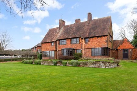 A beautiful family home on the edge of Alresford with exceptional views of the surrounding countryside. - Photo 2