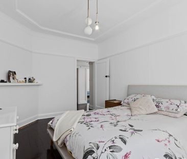 Beautifully maintained home with in-ground swimming pool! - Photo 5