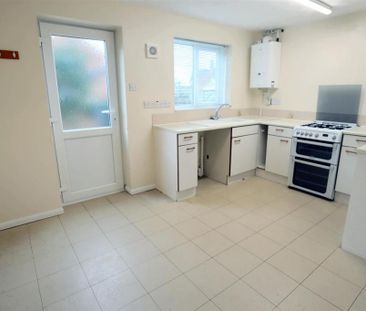 3 bedroom semi-detached house to rent - Photo 3