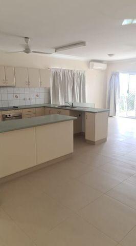 SPACIOUS MARINA-VIEW APARTMENT MINUTES FROM THE CITY - Photo 5