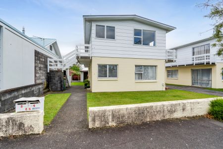 REFRESHED TWO BEDROOM UNIT WITHIN WALKING DISTANCE TO HOSPITAL - Photo 5