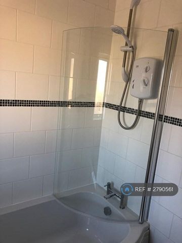 2 bedroom end of terrace house to rent - Photo 2