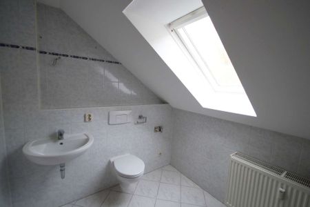 2-Zimmer-DG-Wohnung mit BALKON, offene Küche, Badewanne – frisch renoviert - Photo 5