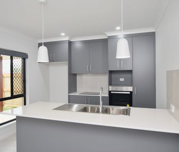 MODERN HOME IN FAMILY ESTATE! - Photo 3