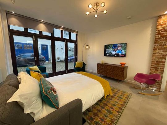 2 bedroom mews to rent - Photo 1