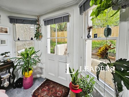 studio to rent 34 Denmark Villas,, Lower ground floor, Hove, BN3 - Photo 2