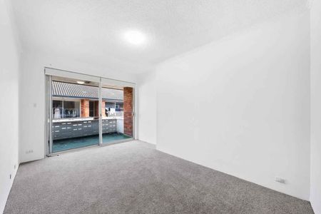Freshly renovated! - Photo 2